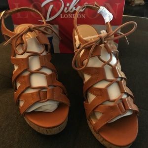 Diba London Abbey wedges NWT